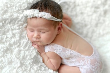 Uyuyan yeni doğmuş bebek