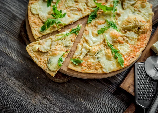 Пицца четыре сыра на столе — стоковое фото
