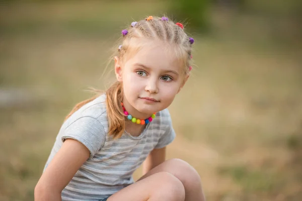 Porträt eines kleinen Mädchens in einem Sommerpark — Stockfoto