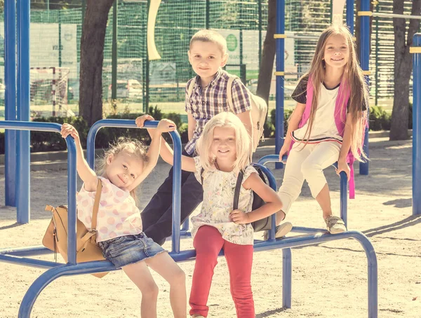 Allievi che trascorrono del tempo al parco giochi della scuola — Foto Stock
