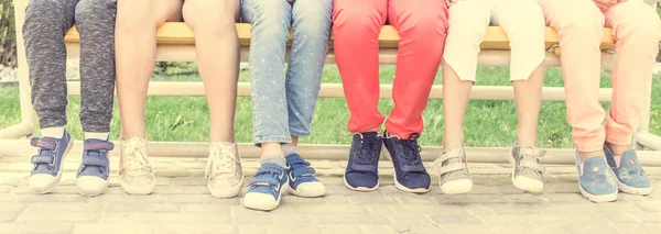 Kinderen zitten op de Bank — Stockfoto