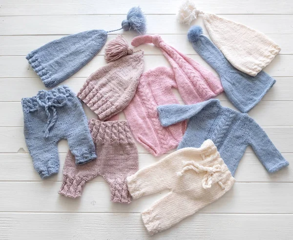 Barevné pletené oblečení pro miminka — Stock fotografie