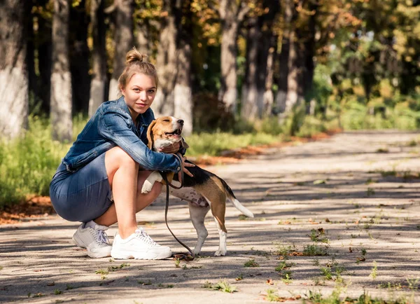 Ragazza bionda seduta con cucciolo — Foto Stock