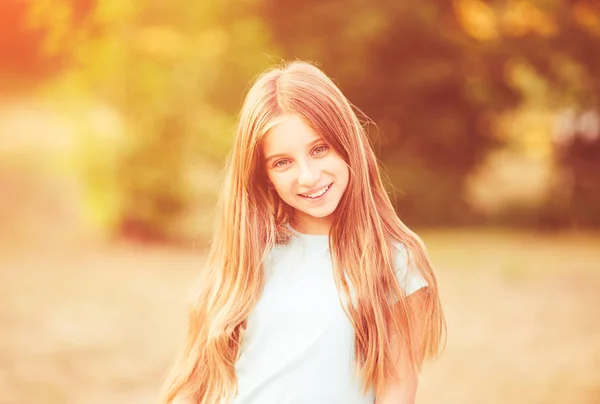 Teenage girl smiling — Stock Photo, Image