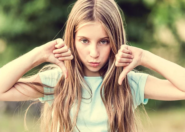 Ragazza adolescente mostrando pollici verso il basso — Foto Stock