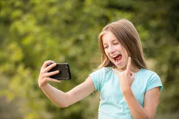 Teenage girl taking selfie — Stock Photo, Image