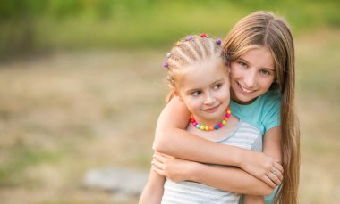 Little sisters sarılma