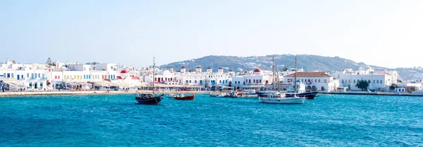 Emocionante paisaje de la bahía de mar de tranquesa con la isla griega montañosa —  Fotos de Stock