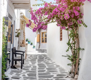 Beyaz evler, Yunanistan ile dar sokak