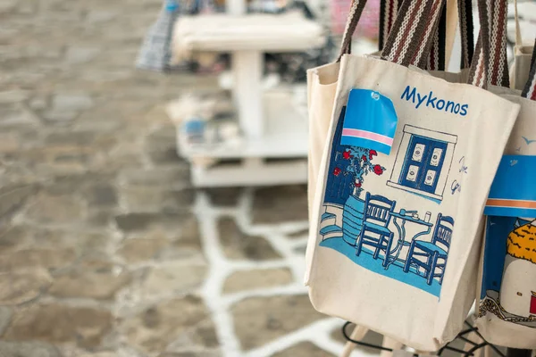 Tote bag suvenýr pro prodej na tržišti, Řecko — Stock fotografie