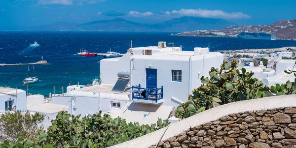 Casas brancas lássicas de estilo grego contra o mar e o céu azul — Fotografia de Stock