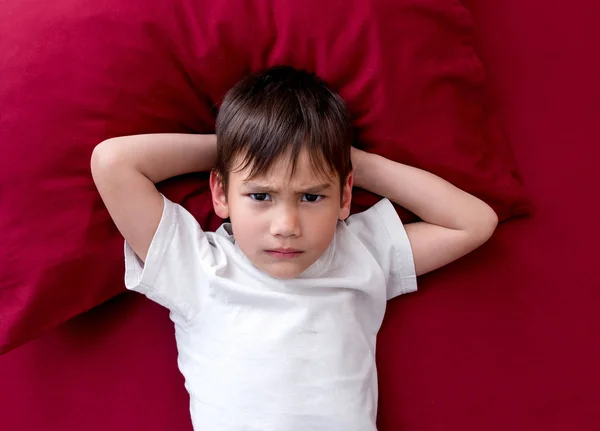 Niño Travieso Camiseta Blanca Acostado Cama Con Los Brazos Bajo —  Fotos de Stock