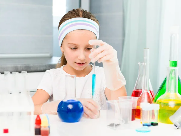 Κοριτσάκι με φιάλες για τη χημεία — Φωτογραφία Αρχείου