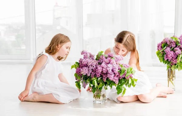 Leylak kokulu gülümseyen çocuk kız