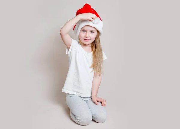 Menina no chapéu de Papai Noel — Fotografia de Stock