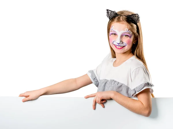 Menina com arte facial segurando uma folha para o seu adverisement ou texto isolado — Fotografia de Stock