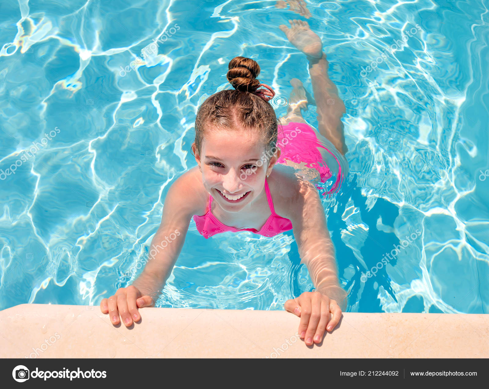 Jolie Fille Rousse Plongeant Dans Piscine Depuis Tremplin Enfant Jouissant  image libre de droit par AnoushkaToronto © #407365626