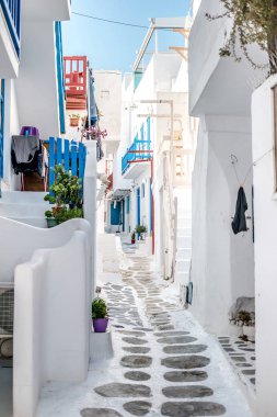 Beyaz evler, Yunanistan ile dar sokak