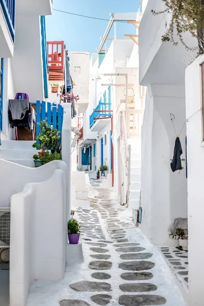 Calle estrecha con casas blancas, Grecia —  Fotos de Stock