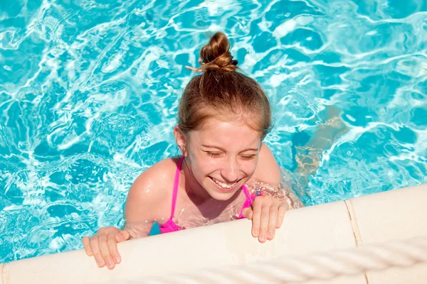 Teen girl in swimming pool squinting her eyes — Stock Photo, Image