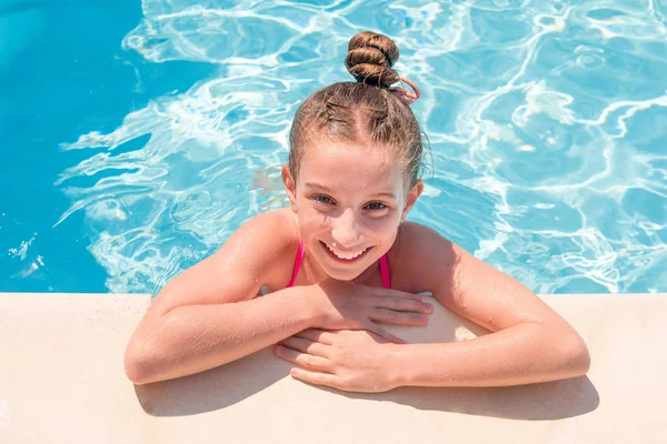 Adolescente chica en piscina entrecerrando los ojos — Foto de Stock