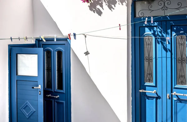 Вид на білу будівлю і морські сині двері — стокове фото