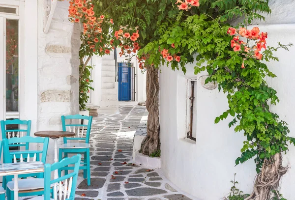Узкая улица с белым домом, Греция — стоковое фото
