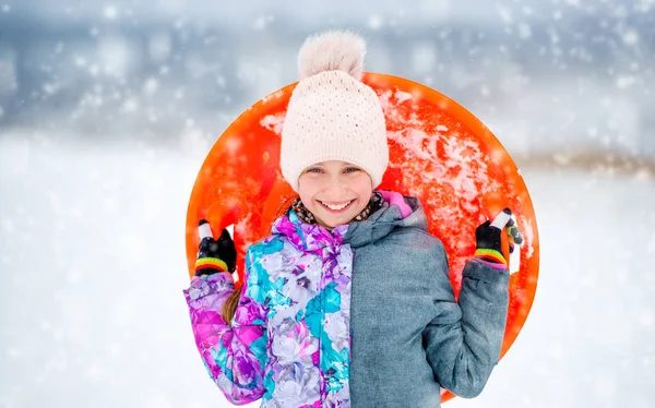 Lustiges Mädchen mit Untertasse Schlitten im Freien — Stockfoto