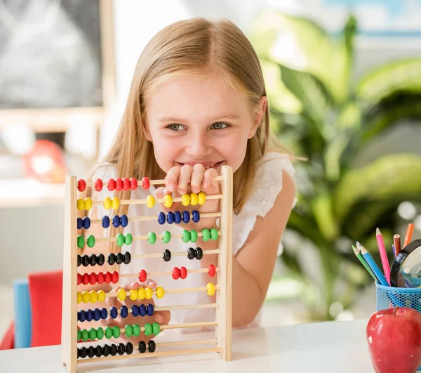 Weinig rekenen op de kleurrijke abacus in de school klas — Stockfoto