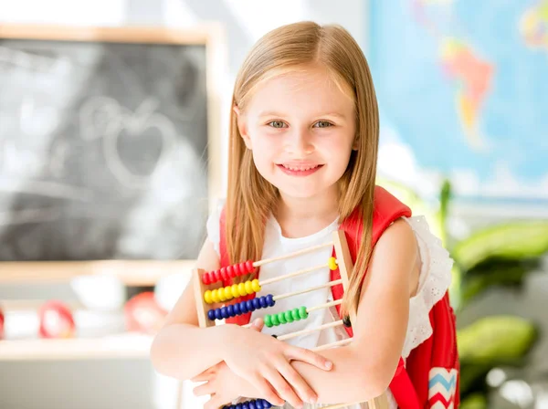 Weinig rekenen op de kleurrijke abacus in de school klas — Stockfoto