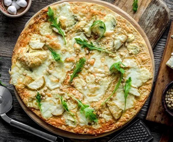 Pizza cuatro quesos sobre la mesa — Foto de Stock