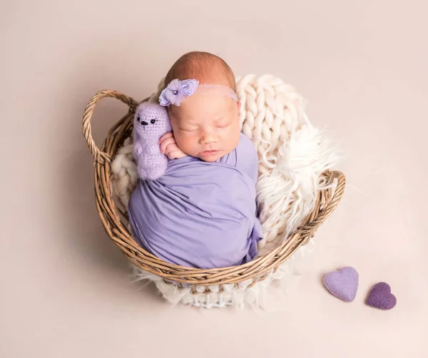 Спящая новорожденная девочка — стоковое фото