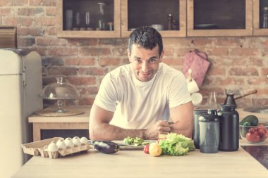 peynir kesme ve telefonda konuşurken çekici adam