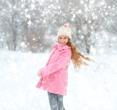 Neşeli çocuk kış ormanda eğleniyor