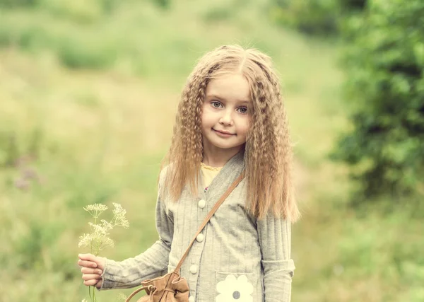 Schattig klein meisje loopt in de zomer — Stockfoto