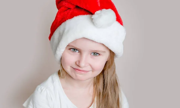 Noel Baba şapkalı kız. — Stok fotoğraf