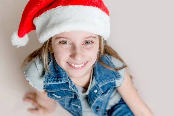 Retrato Positivo Bela Menina Jeans Jaqueta Chapéu Santa Claus — Fotografia de Stock