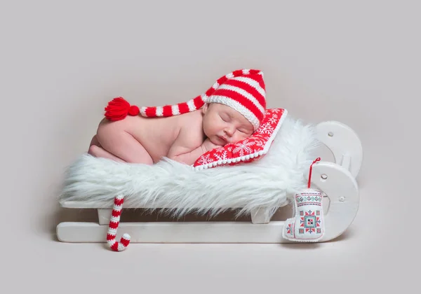 Bambino che dorme sulla culla di legno — Foto Stock