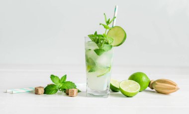 Alkolsüz kokteyl mojito ile onun hazırlanması için malzemeler