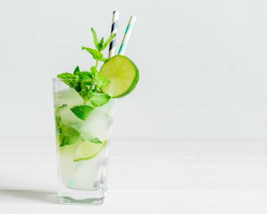Alkolsüz kokteyl mojito ile onun hazırlanması için malzemeler