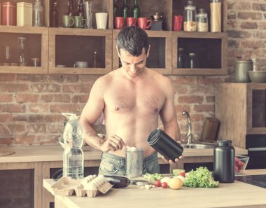 adam bir protein mutfakta kokteyl yapar