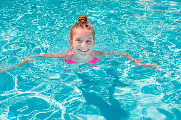 Teen girl in swimming pool squinting her eyes — Stock Photo, Image