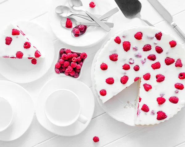 Panna cotta Himbeeren auf einem Holztisch — Stockfoto