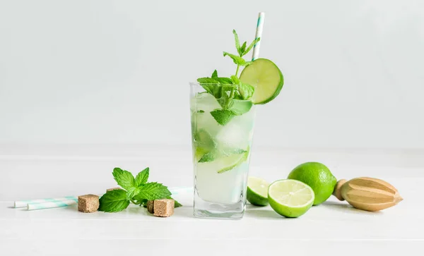 Non-alcoholic cocktail mojito with ingredients for its preparation — Stock Photo, Image