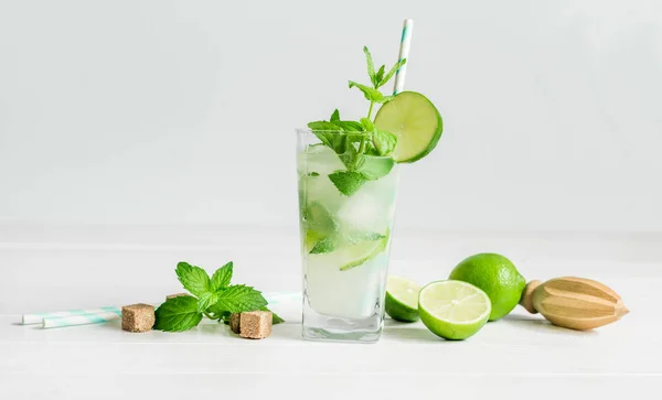 Mojito cóctel no alcohólico con ingredientes para su preparación — Foto de Stock