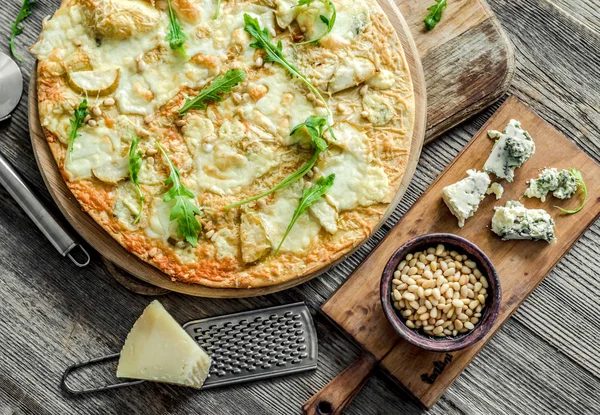 Pizza cuatro quesos sobre la mesa — Foto de Stock