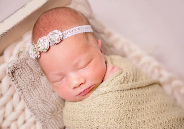 Bayi perempuan yang baru lahir tertidur — Stok Foto