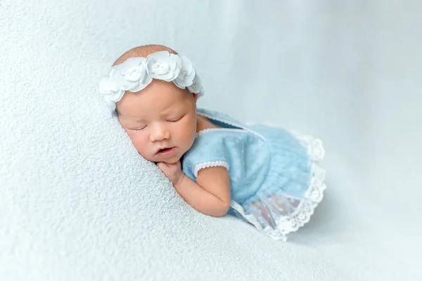 Κοιμισμένο νεογέννητο κοριτσάκι — Φωτογραφία Αρχείου