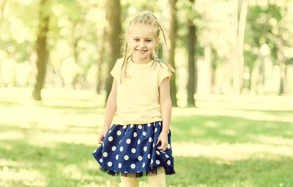 Мила маленька дівчинка розважається в ранковому парку — стокове фото
