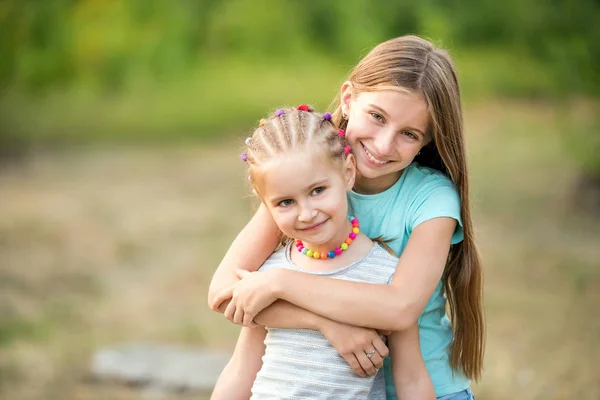 Kleine Schwestern umarmen sich — Stockfoto